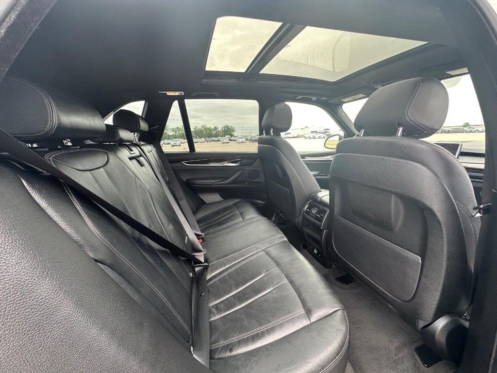 BMW X5 Vehicle Full-screen Gallery Image 16
