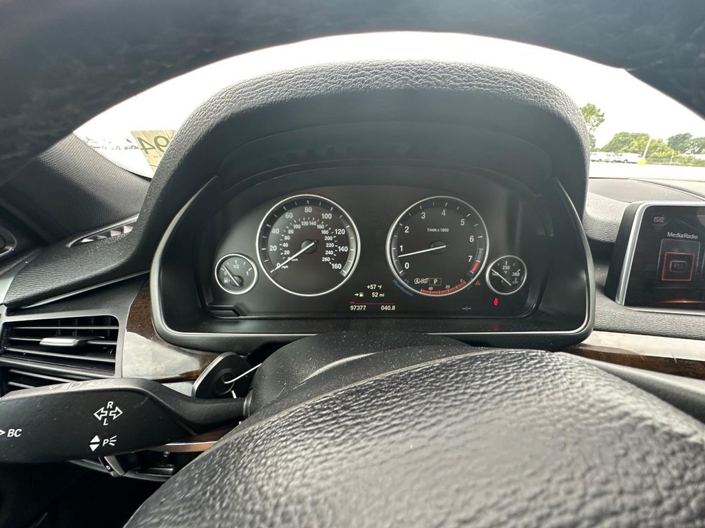 BMW X5 Vehicle Full-screen Gallery Image 20