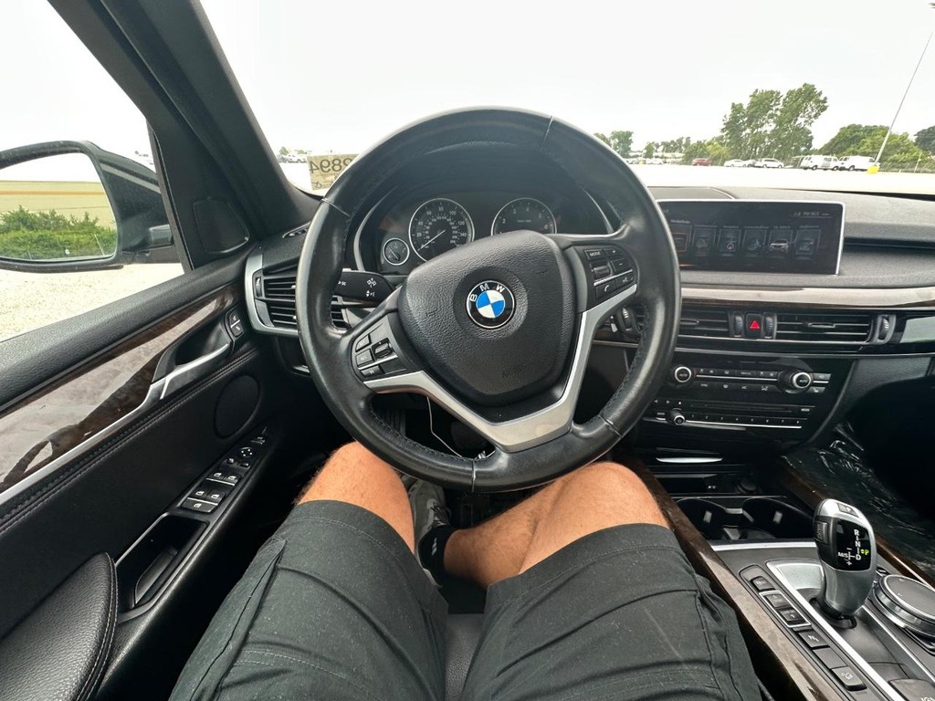 BMW X5 Vehicle Full-screen Gallery Image 21