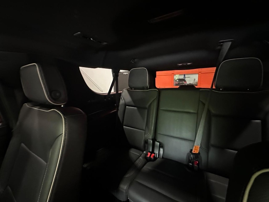 GMC Yukon XL Vehicle Full-screen Gallery Image 13