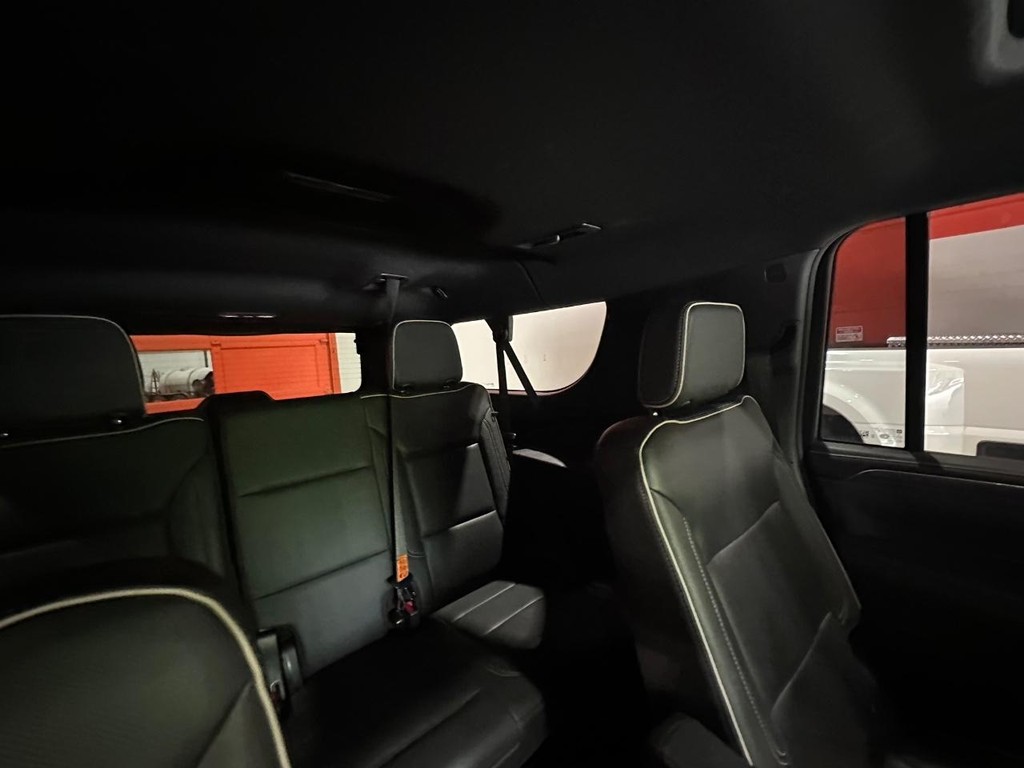 GMC Yukon XL Vehicle Full-screen Gallery Image 19