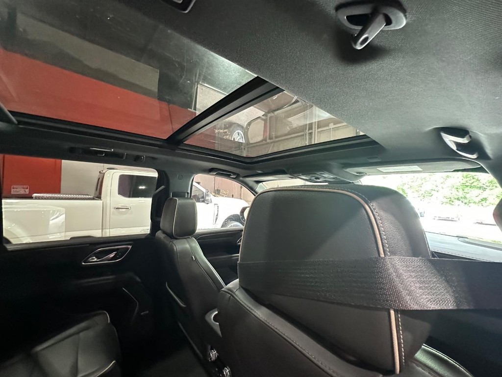 GMC Yukon XL Vehicle Full-screen Gallery Image 24