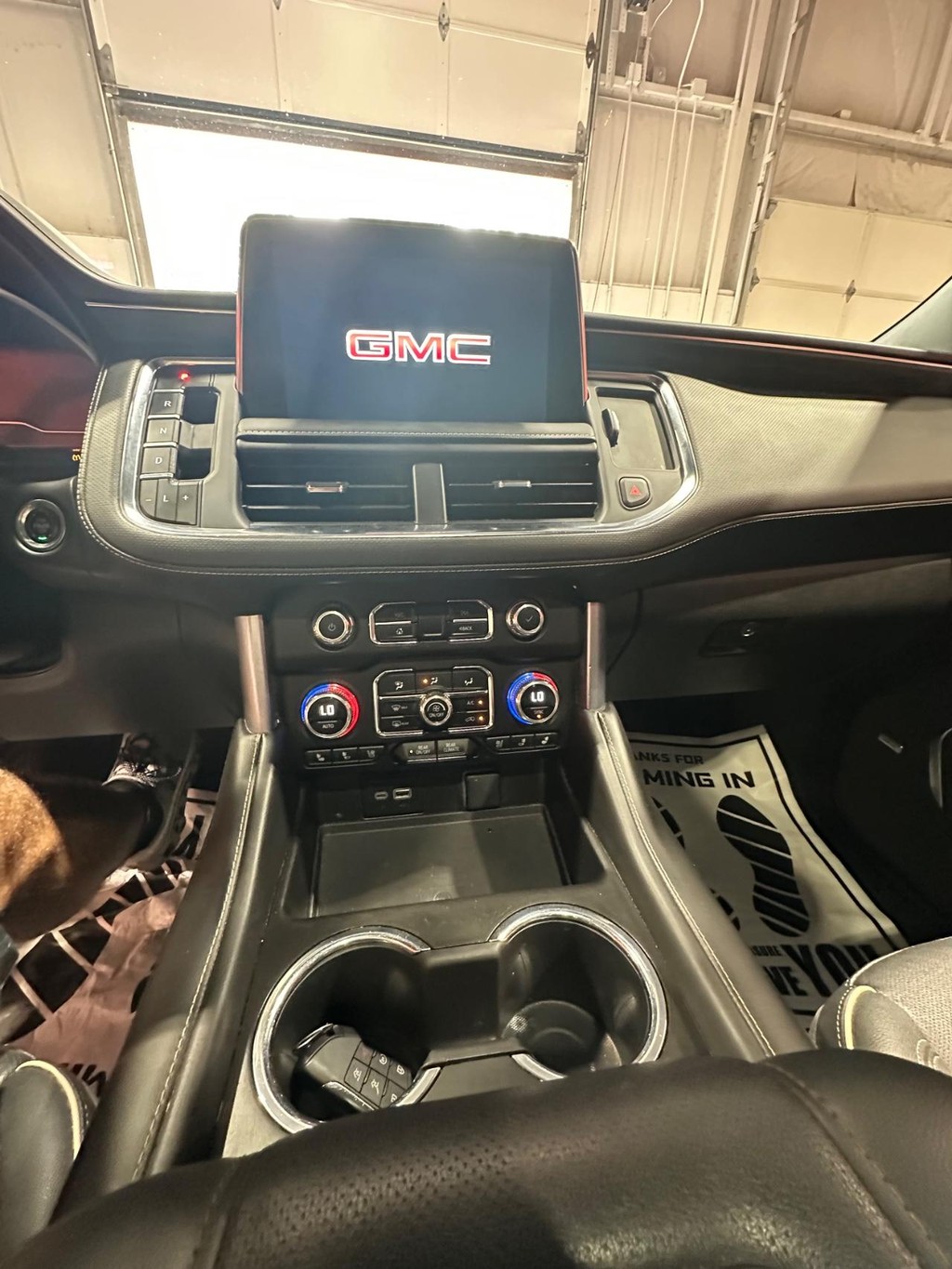 GMC Yukon XL Vehicle Full-screen Gallery Image 27