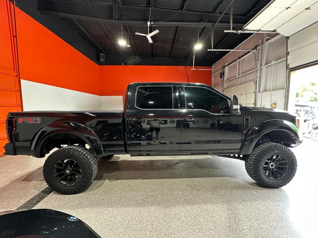 Ford Super Duty F-250 SRW Vehicle Full-screen Gallery Image 2