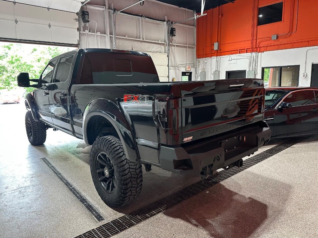 Ford Super Duty F-250 SRW Vehicle Full-screen Gallery Image 3
