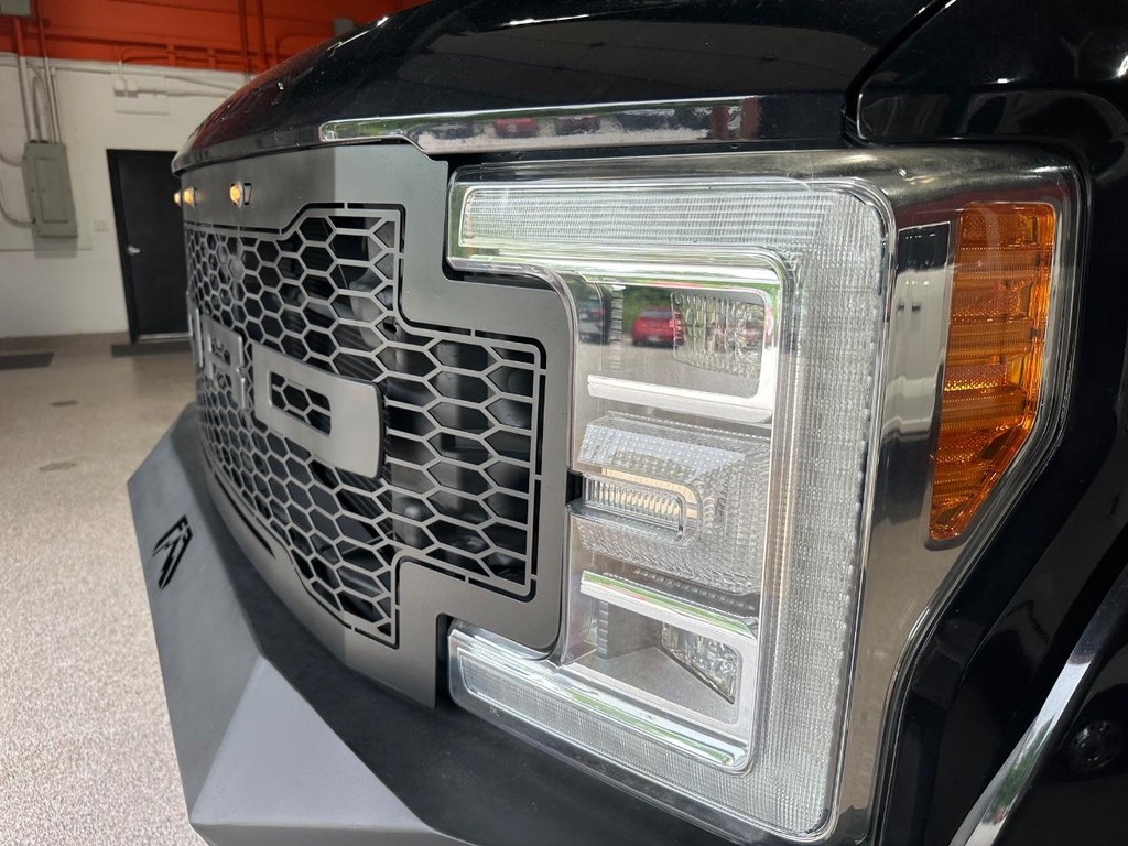 Ford Super Duty F-250 SRW Vehicle Full-screen Gallery Image 9