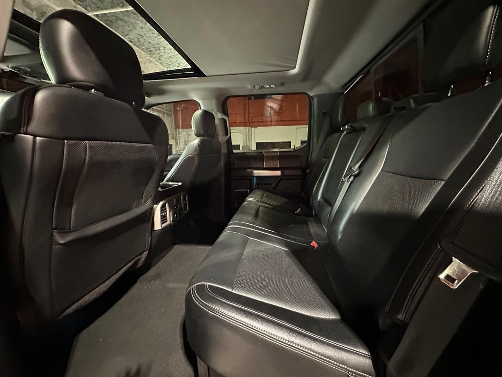 Ford Super Duty F-250 SRW Vehicle Full-screen Gallery Image 15