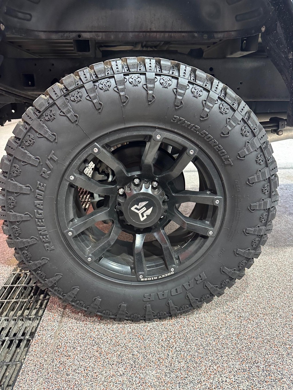 Ford Super Duty F-250 SRW Vehicle Full-screen Gallery Image 23