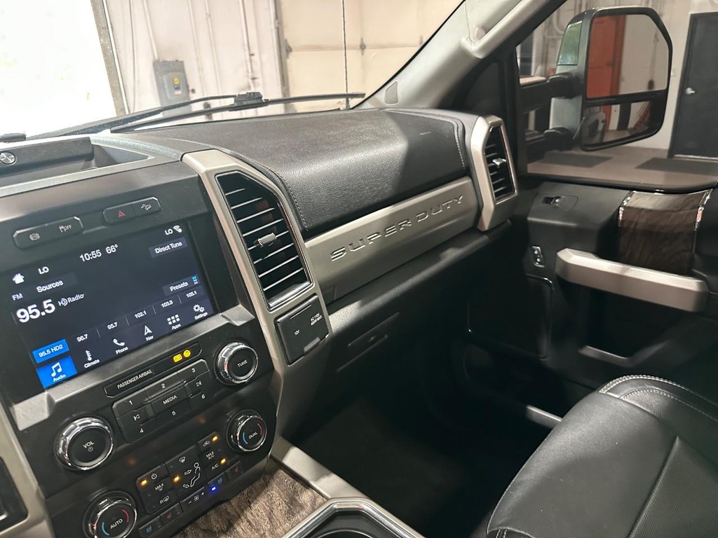 Ford Super Duty F-250 SRW Vehicle Full-screen Gallery Image 25