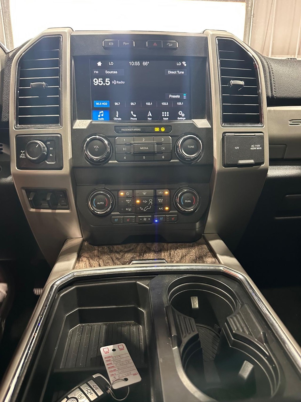 Ford Super Duty F-250 SRW Vehicle Full-screen Gallery Image 26