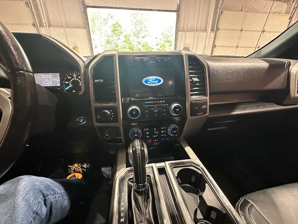 Ford F-150 Vehicle Full-screen Gallery Image 16