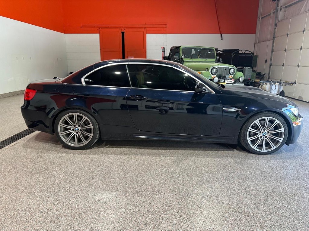 BMW M3 Vehicle Full-screen Gallery Image 2