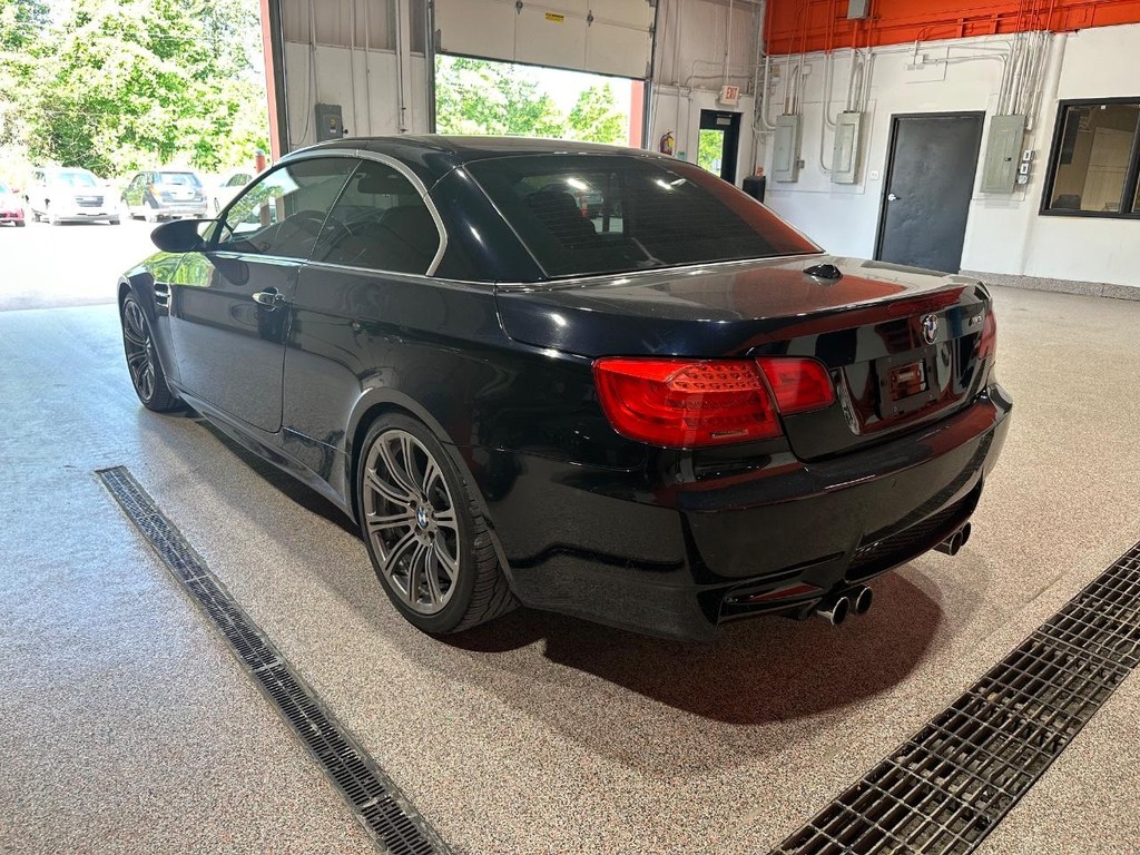 BMW M3 Vehicle Full-screen Gallery Image 3