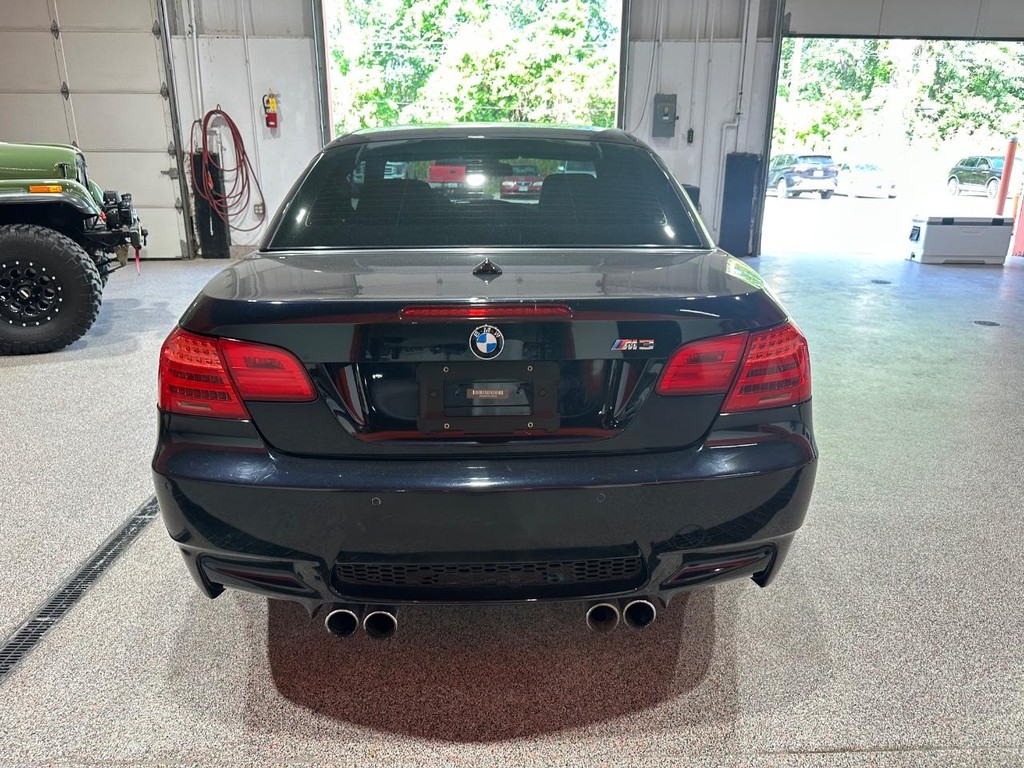 BMW M3 Vehicle Full-screen Gallery Image 4