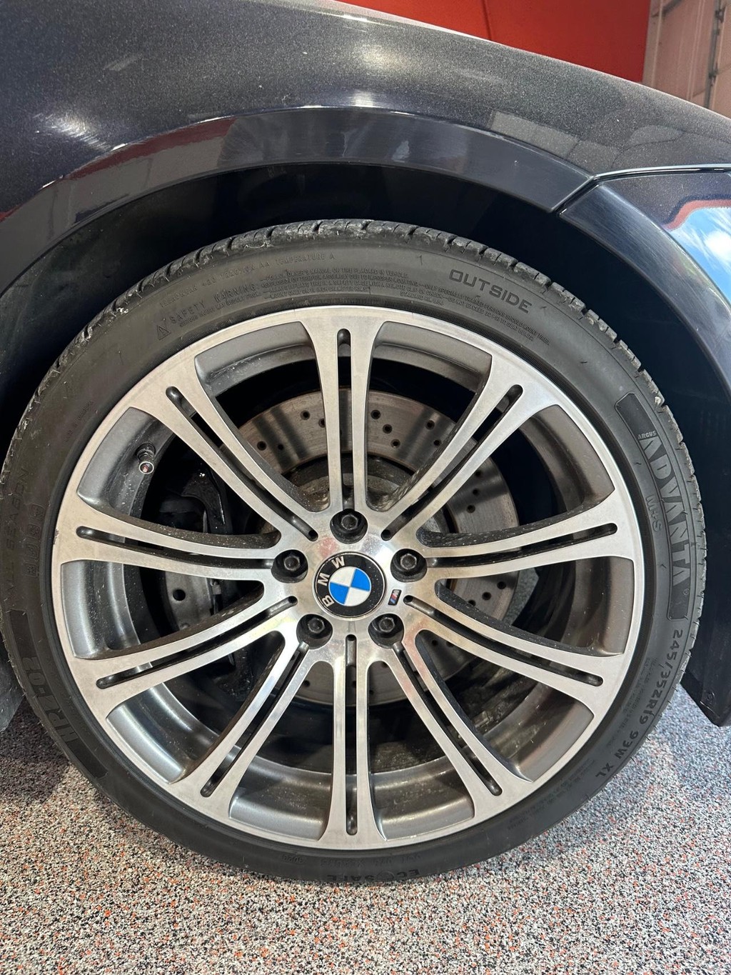 BMW M3 Vehicle Full-screen Gallery Image 17