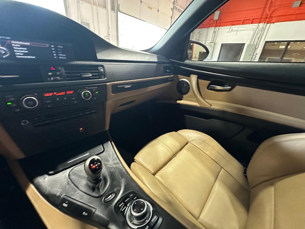 BMW M3 Vehicle Full-screen Gallery Image 18