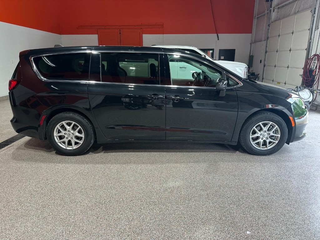 Chrysler Voyager Vehicle Full-screen Gallery Image 2