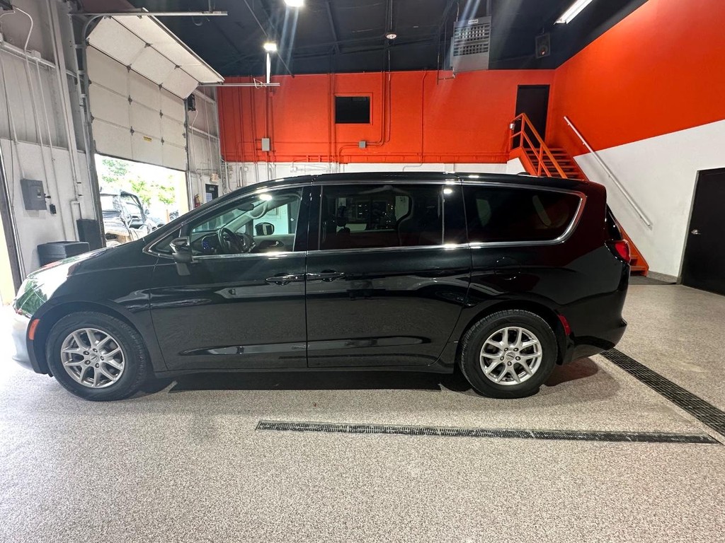 Chrysler Voyager Vehicle Full-screen Gallery Image 4