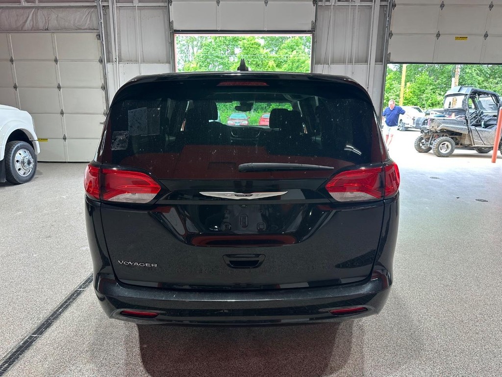 Chrysler Voyager Vehicle Full-screen Gallery Image 6