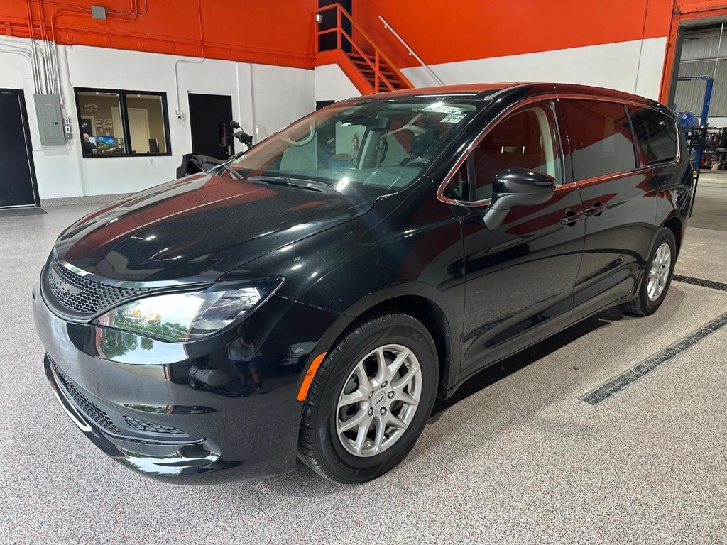 Chrysler Voyager Vehicle Full-screen Gallery Image 9