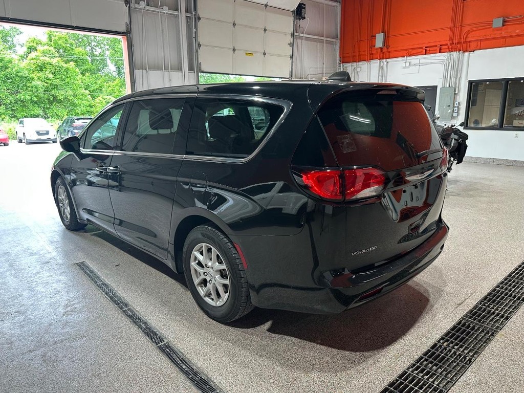 Chrysler Voyager Vehicle Full-screen Gallery Image 18