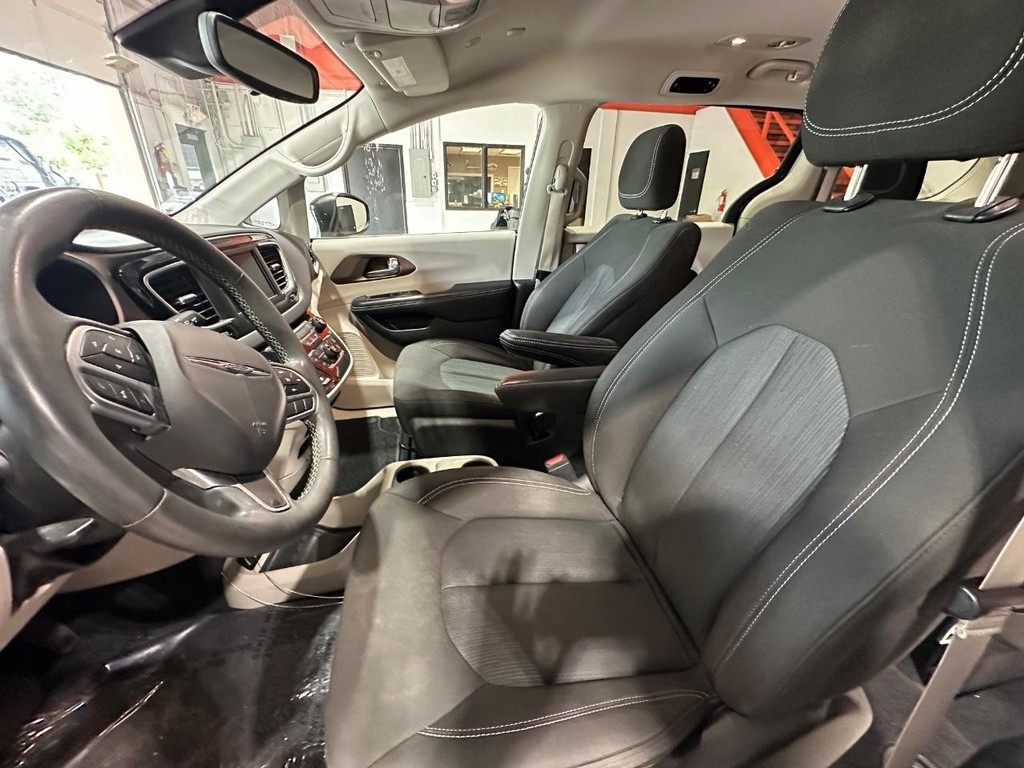 Chrysler Voyager Vehicle Full-screen Gallery Image 19