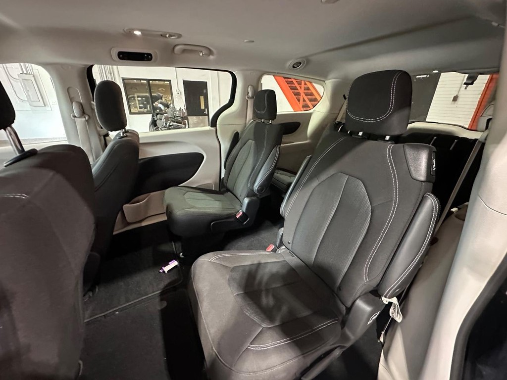 Chrysler Voyager Vehicle Full-screen Gallery Image 24