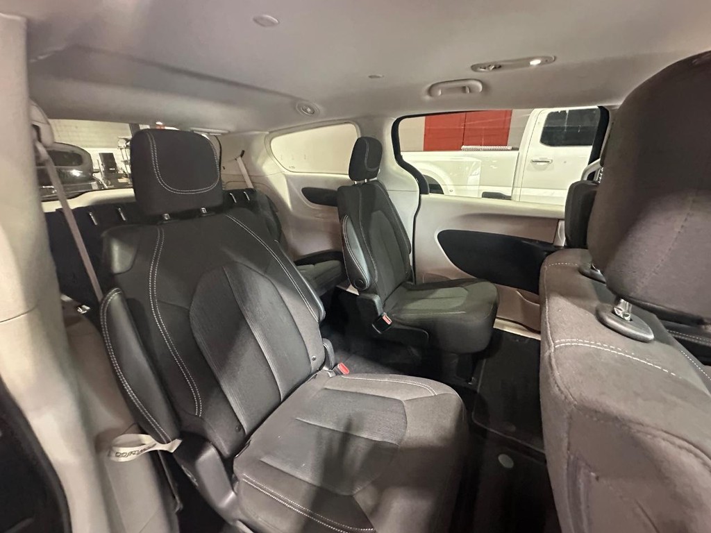 Chrysler Voyager Vehicle Full-screen Gallery Image 25