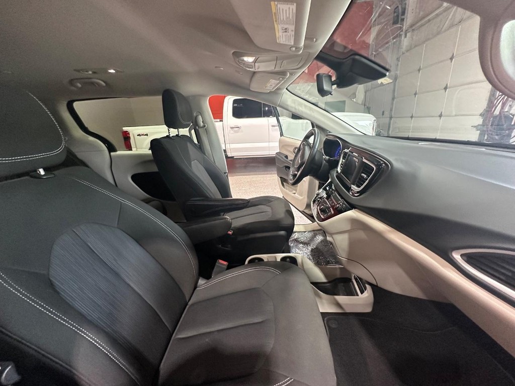 Chrysler Voyager Vehicle Full-screen Gallery Image 26