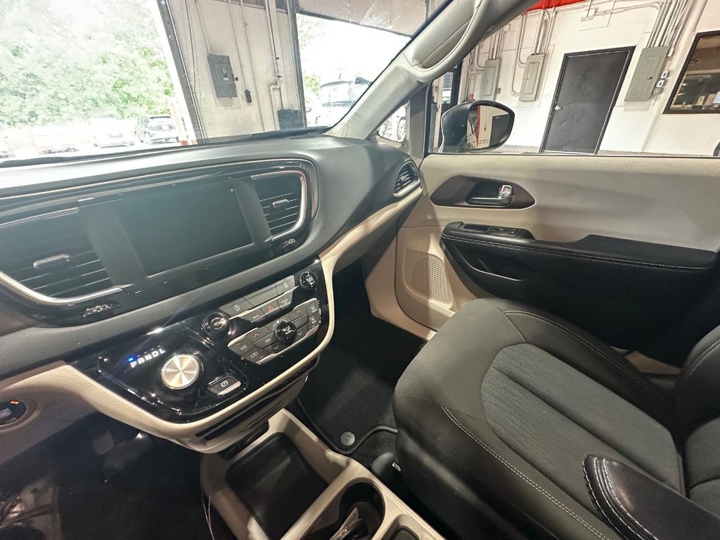 Chrysler Voyager Vehicle Full-screen Gallery Image 28