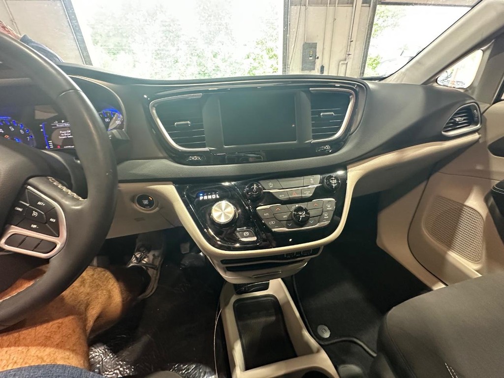 Chrysler Voyager Vehicle Full-screen Gallery Image 29