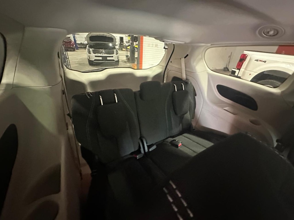Chrysler Voyager Vehicle Full-screen Gallery Image 30