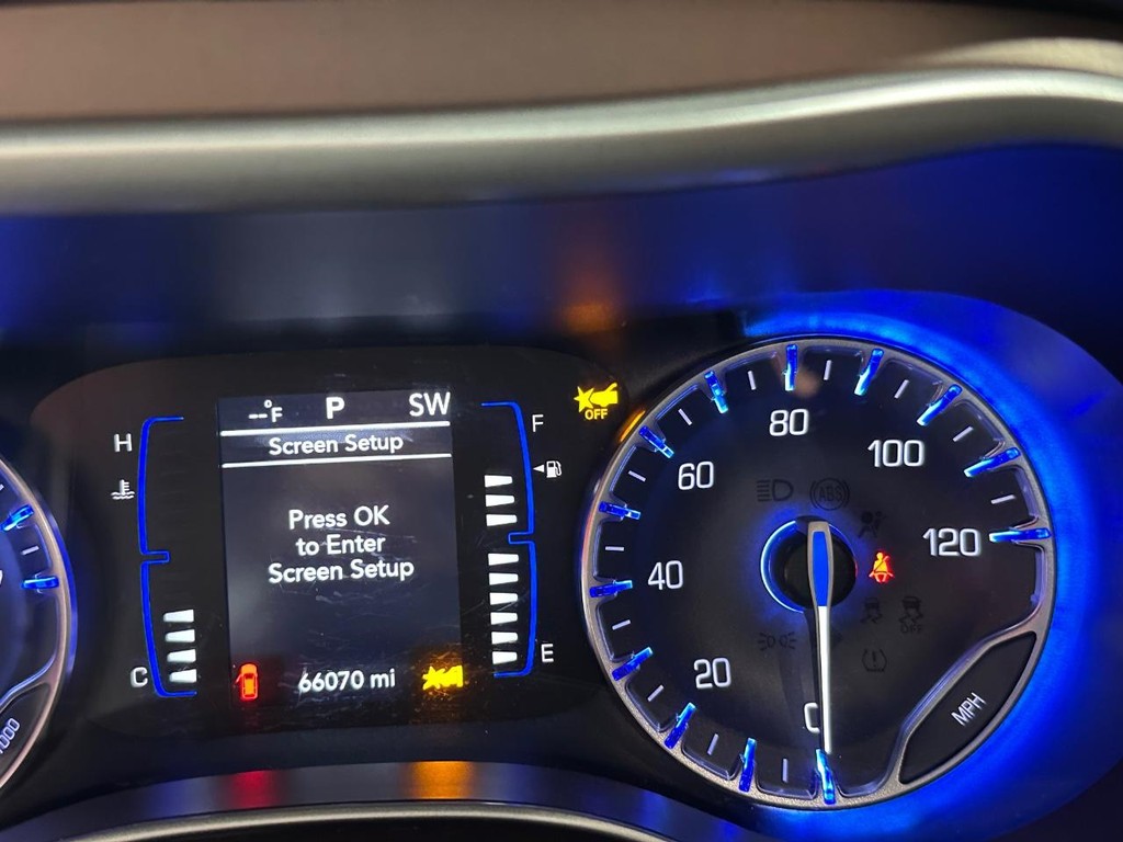 Chrysler Voyager Vehicle Full-screen Gallery Image 32