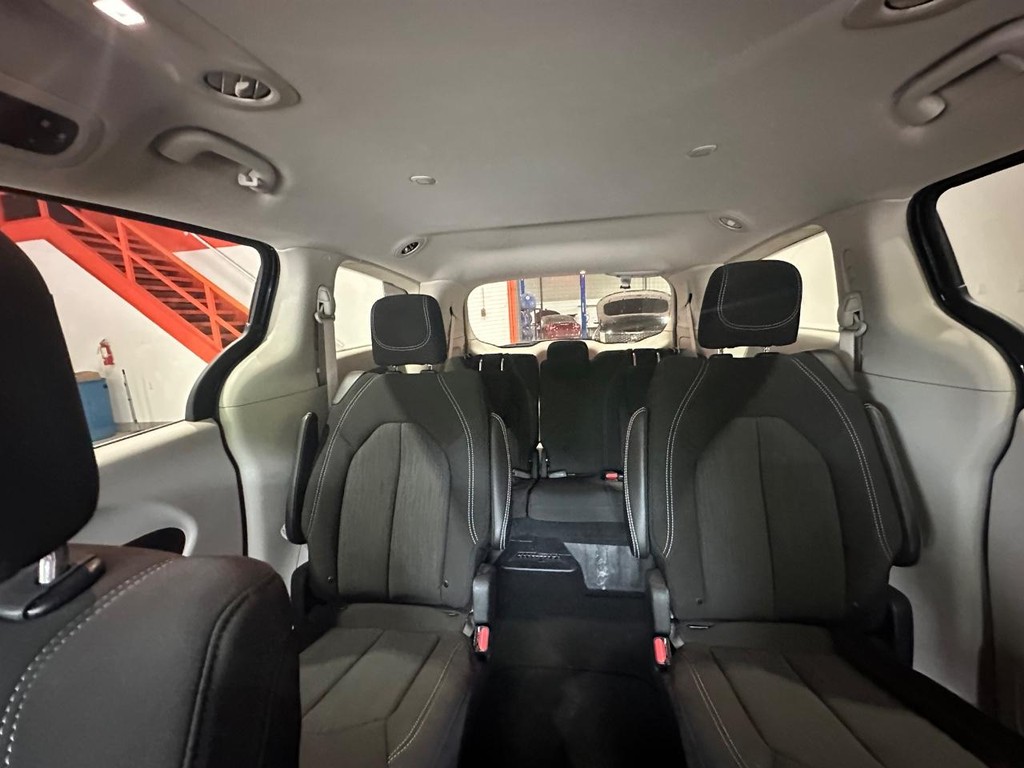 Chrysler Voyager Vehicle Full-screen Gallery Image 33