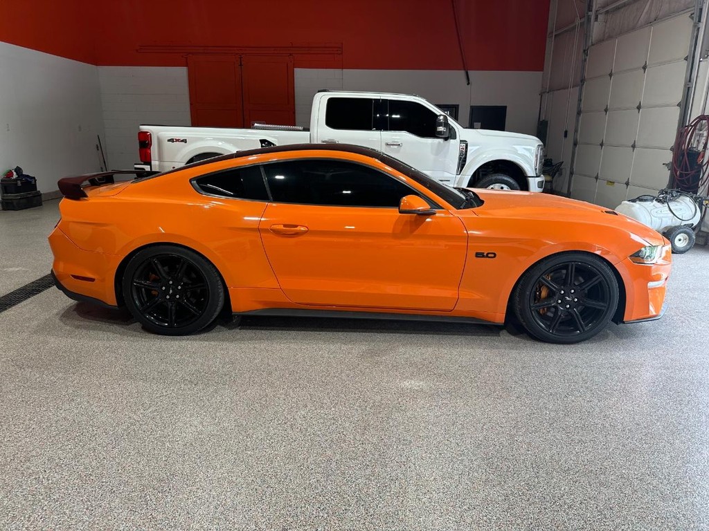 Ford Mustang Vehicle Full-screen Gallery Image 2
