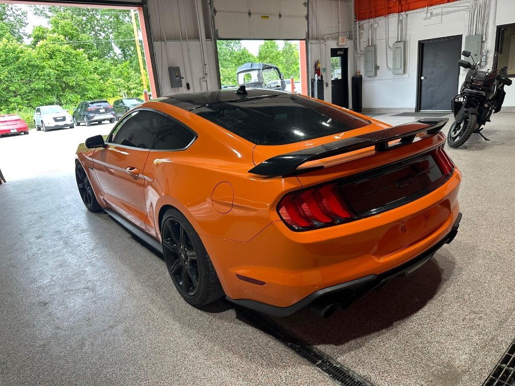 Ford Mustang Vehicle Full-screen Gallery Image 3
