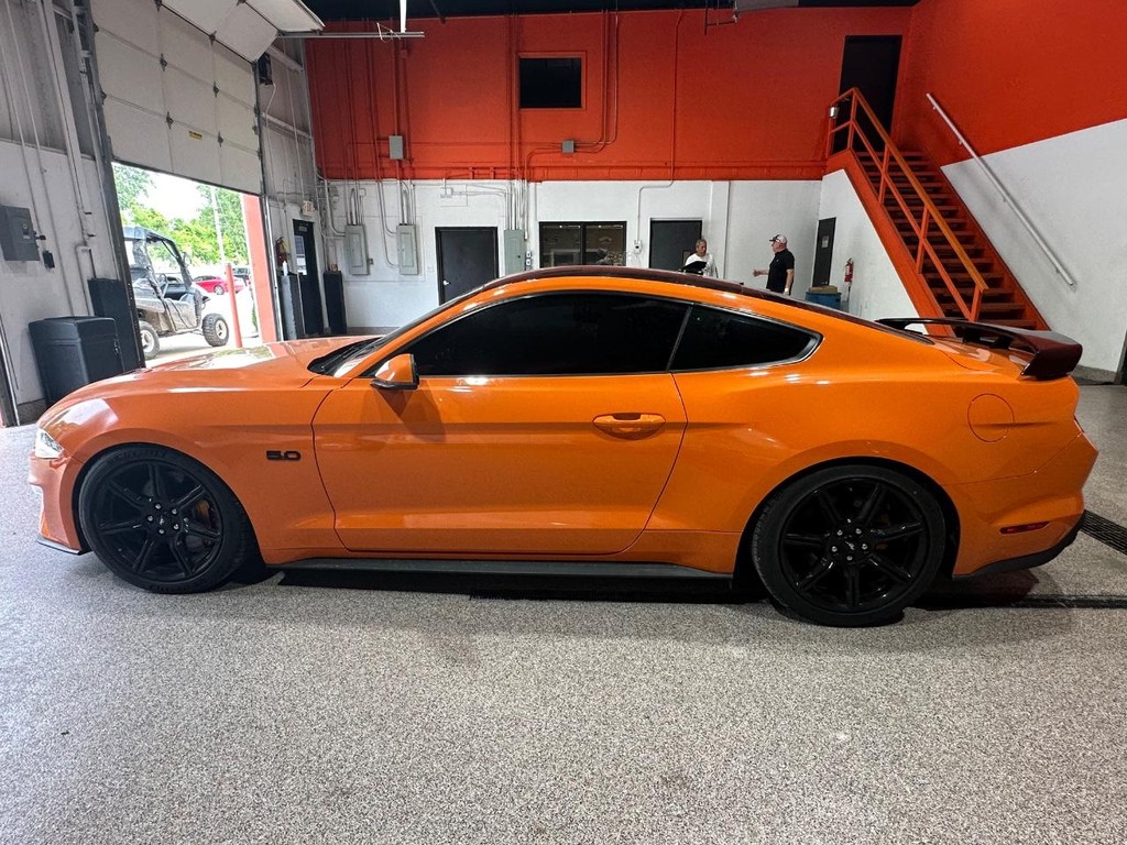 Ford Mustang Vehicle Full-screen Gallery Image 8