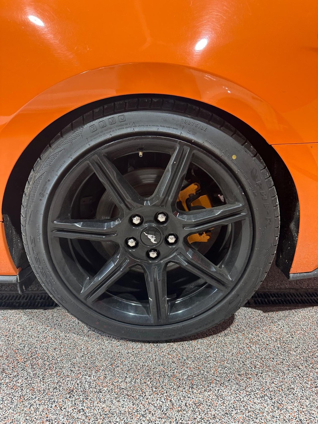 Ford Mustang Vehicle Full-screen Gallery Image 10