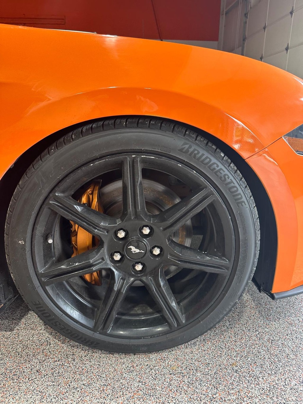 Ford Mustang Vehicle Full-screen Gallery Image 12