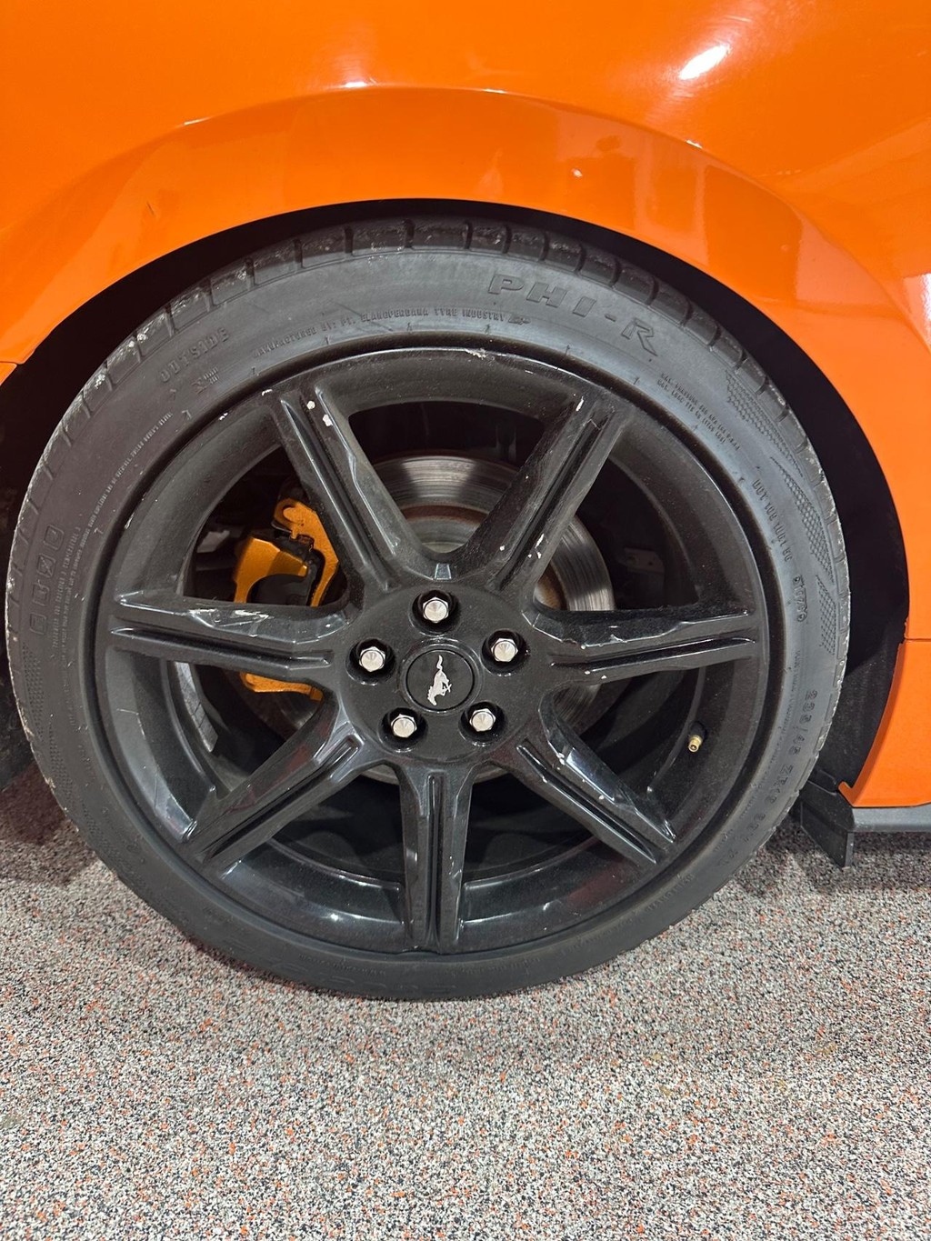 Ford Mustang Vehicle Full-screen Gallery Image 13