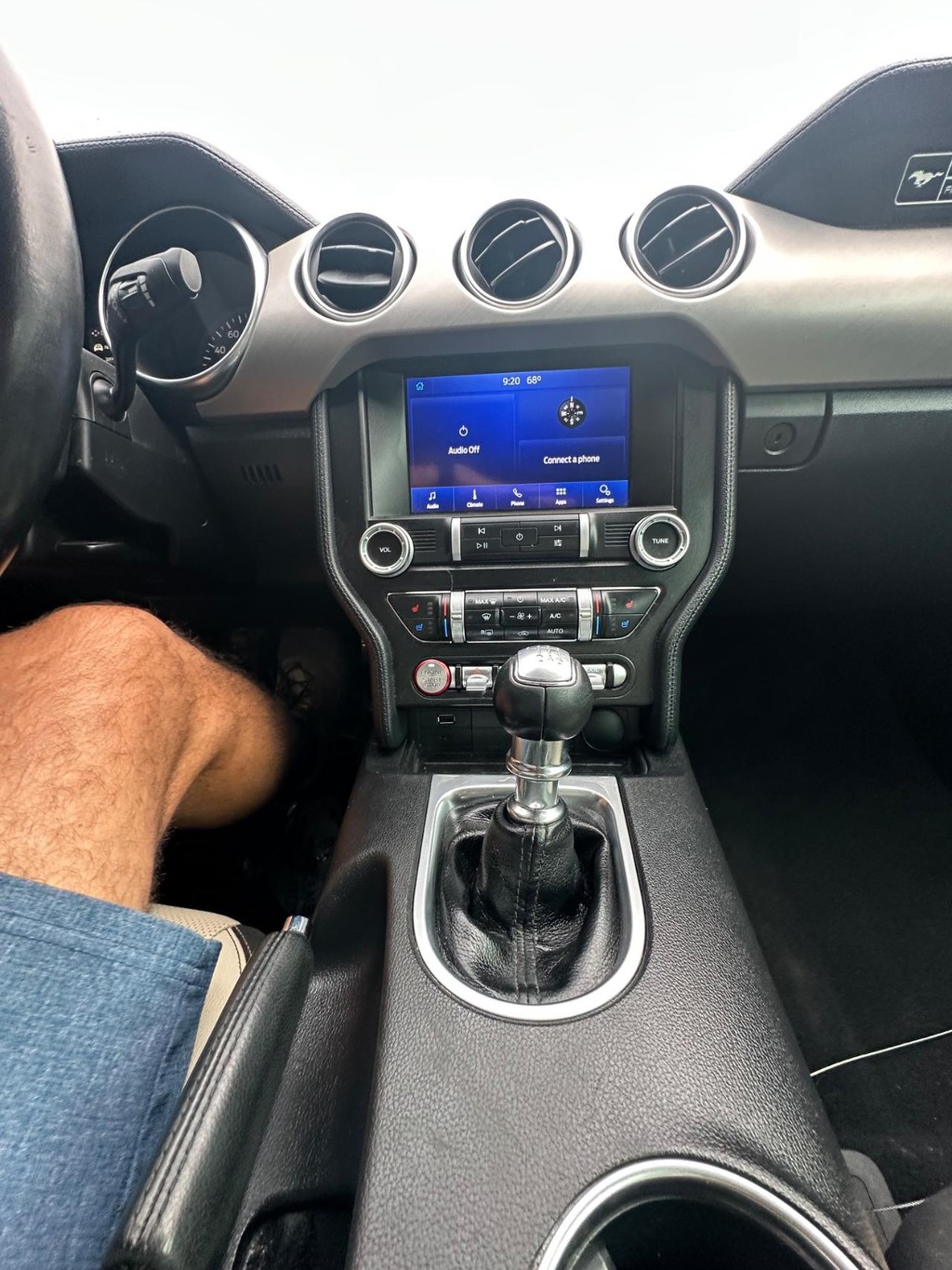 Ford Mustang Vehicle Full-screen Gallery Image 15