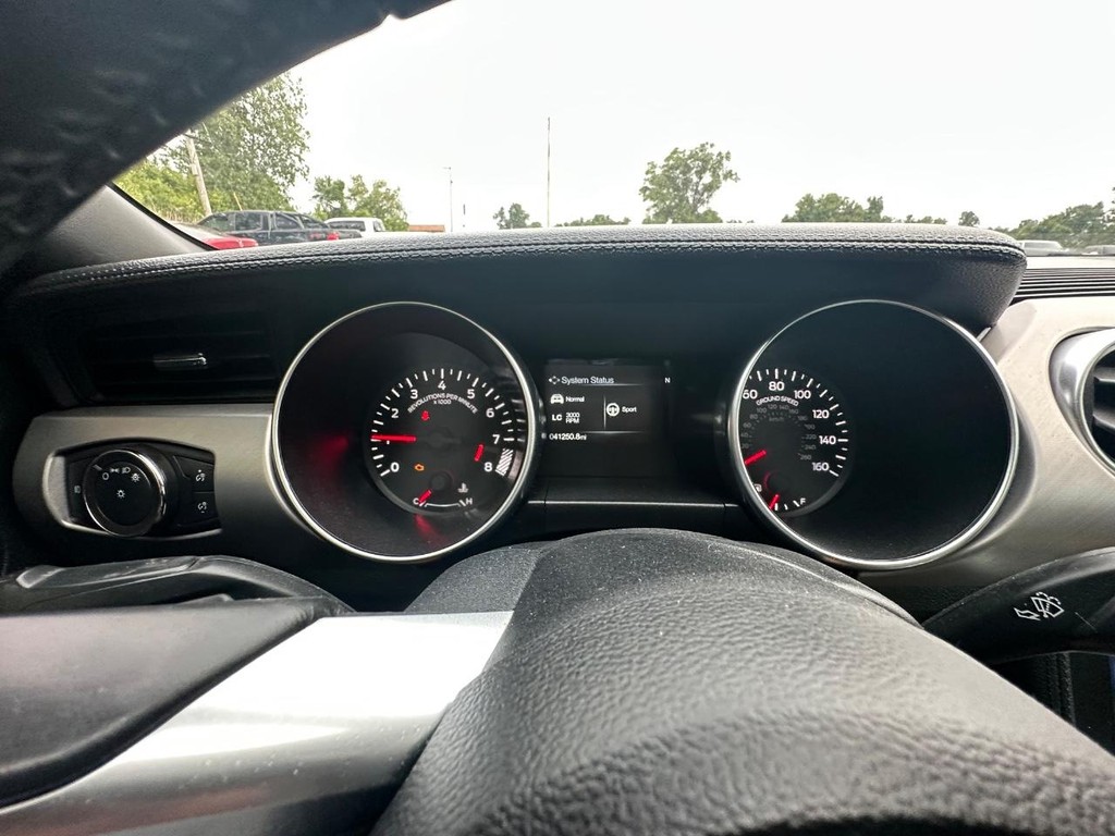 Ford Mustang Vehicle Full-screen Gallery Image 20