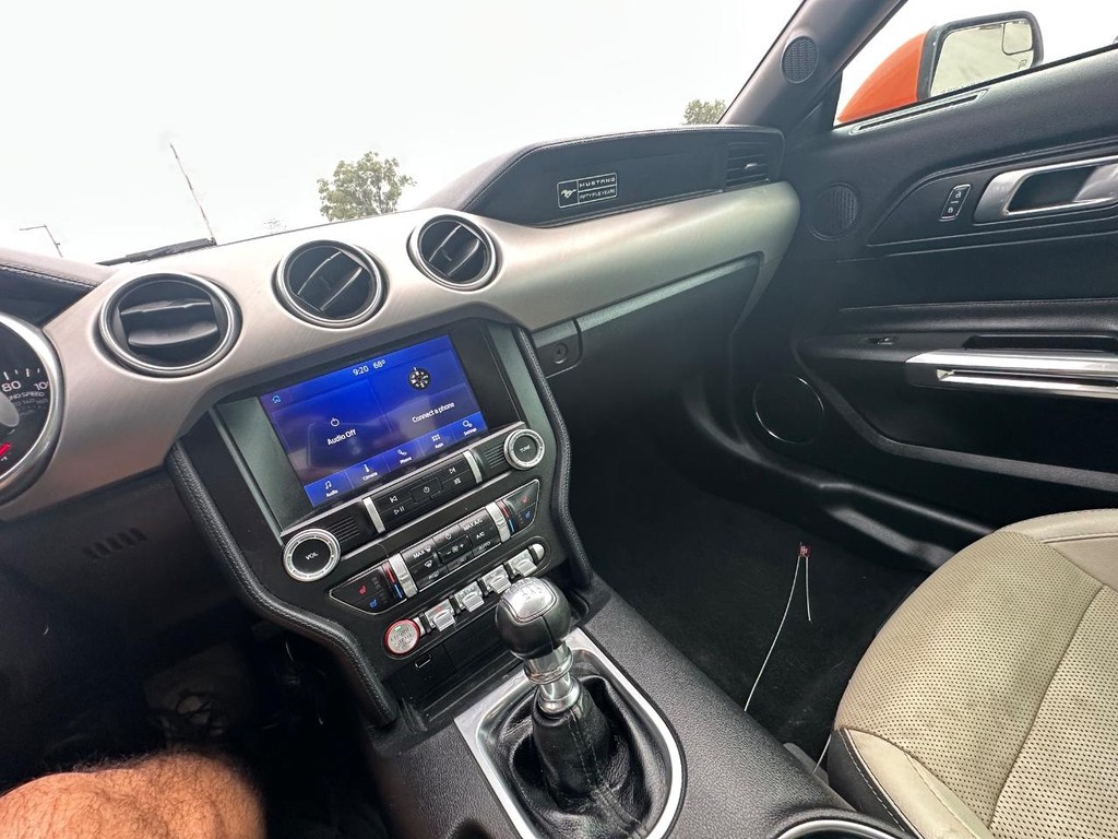 Ford Mustang Vehicle Full-screen Gallery Image 21