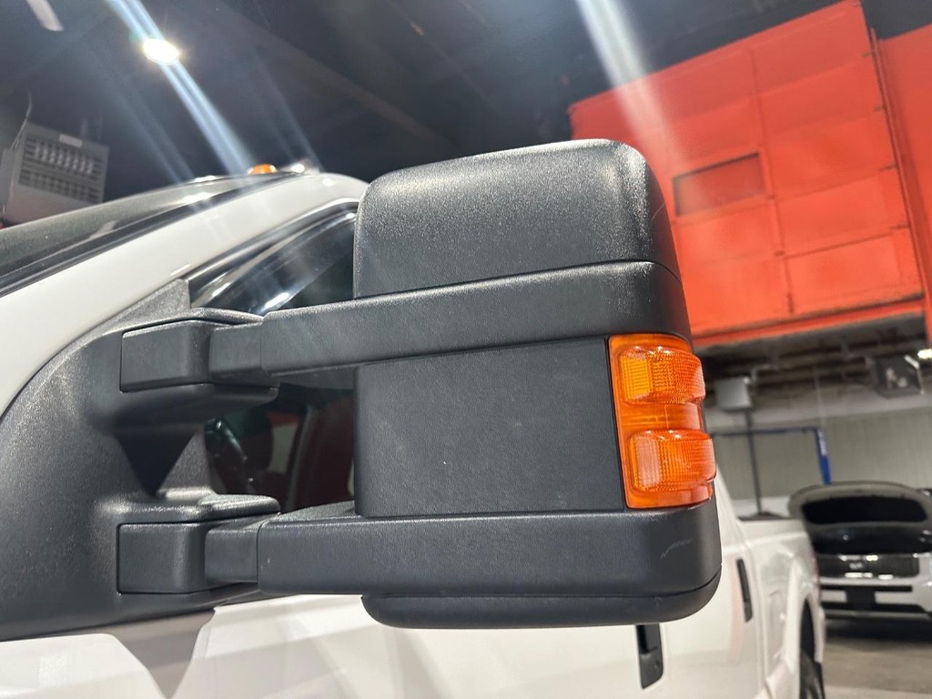 Ford Super Duty F-250 SRW Vehicle Full-screen Gallery Image 10