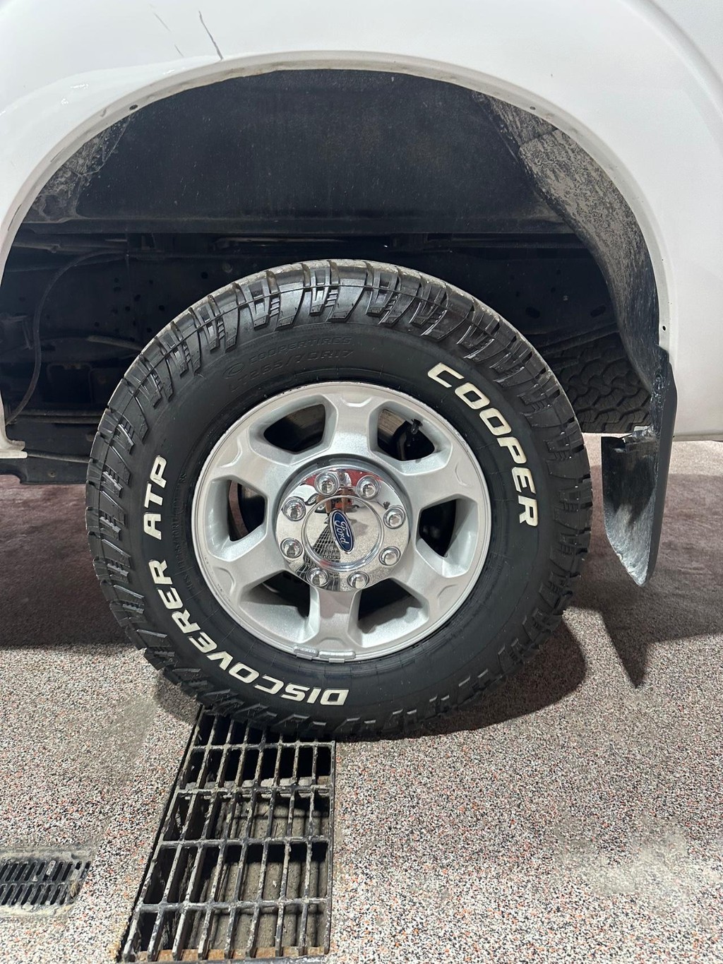 Ford Super Duty F-250 SRW Vehicle Full-screen Gallery Image 15