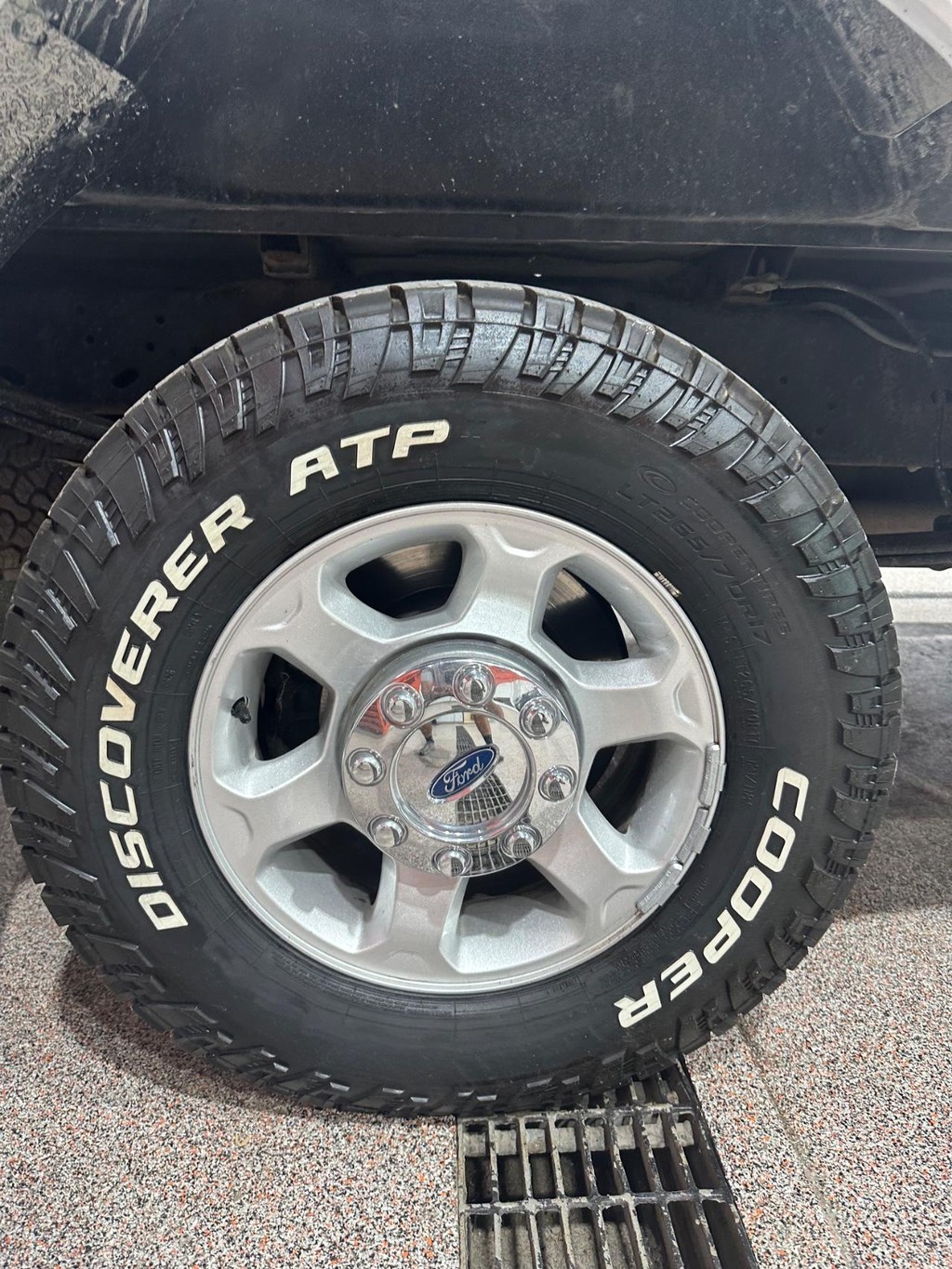 Ford Super Duty F-250 SRW Vehicle Full-screen Gallery Image 17