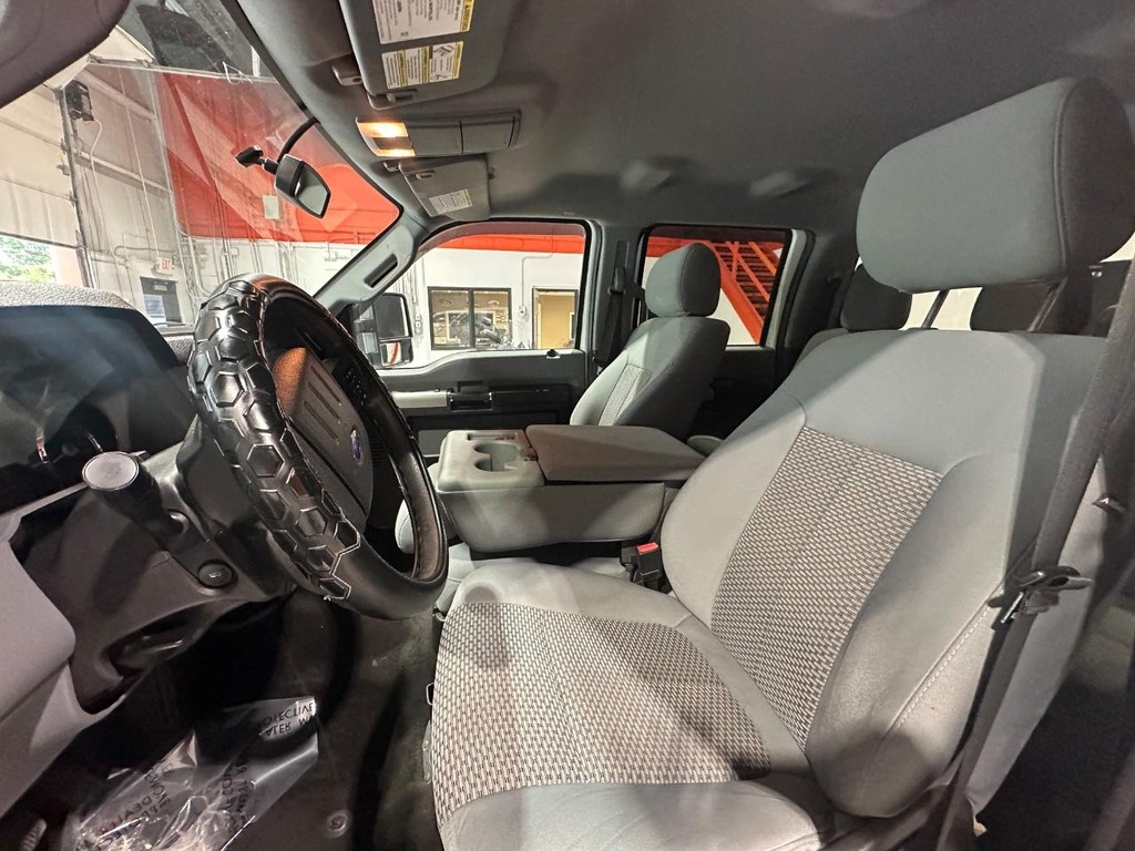 Ford Super Duty F-250 SRW Vehicle Full-screen Gallery Image 18