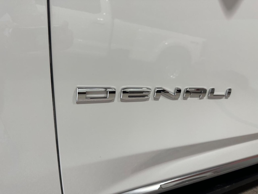 GMC Yukon Vehicle Full-screen Gallery Image 9