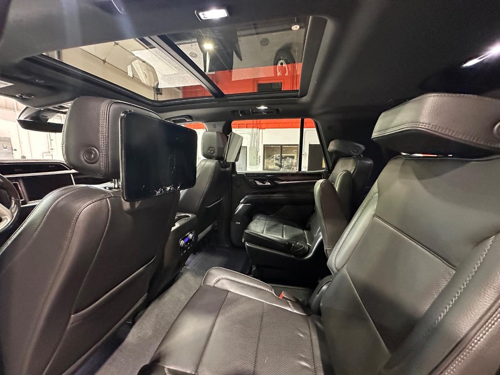 GMC Yukon Vehicle Full-screen Gallery Image 13
