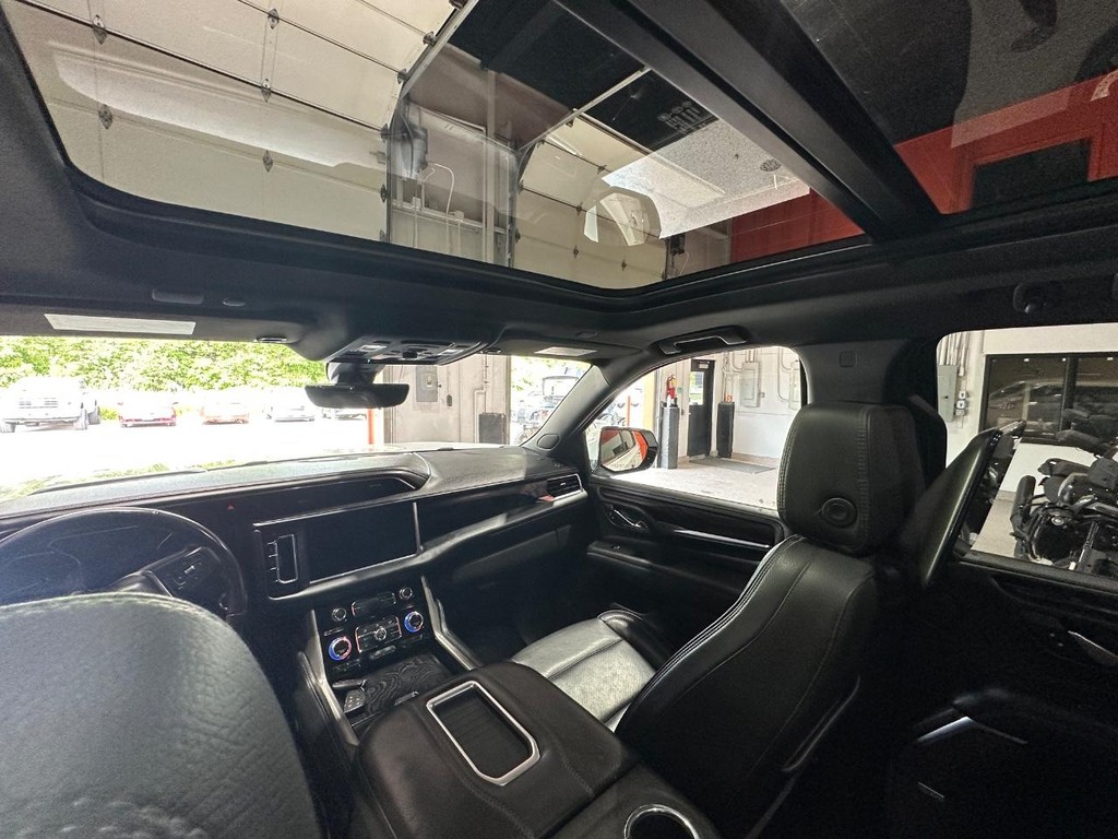 GMC Yukon Vehicle Full-screen Gallery Image 17